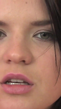 Julie se baise avec des jouets sexuels