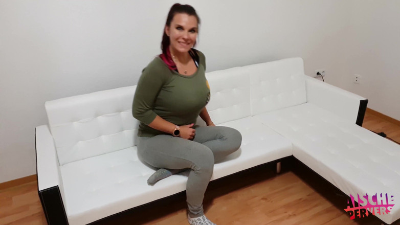 Aische Pervers: Creampie dari pengemas furnitur di sofa