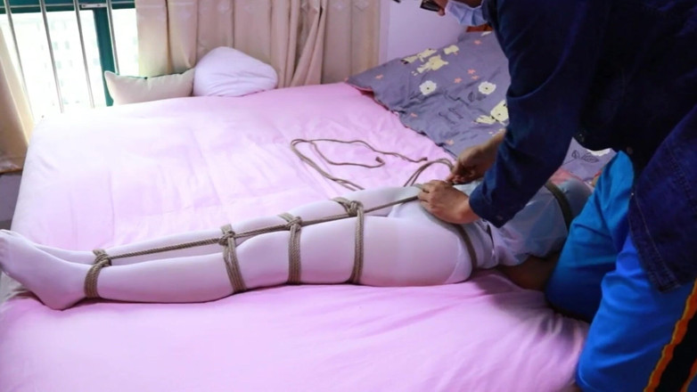 Aisan girl bondage: Hui16 - beyaz çoraplı kız iplerle bağlı