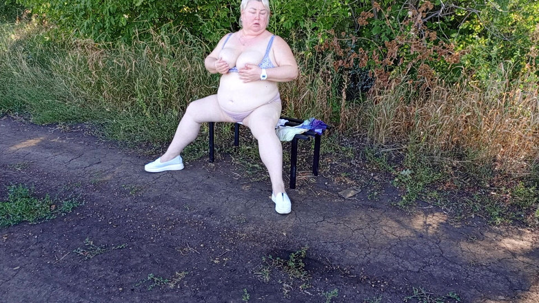 Zona901: Soused v parku se svléká a masturbuje k orgasmu na...