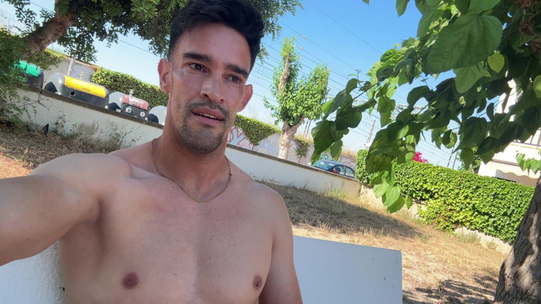 Paul Williams: Latino sexy si spoglia nudo in un parco pubblico e...