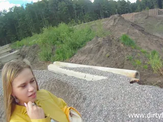 Fodida em um canteiro de obras