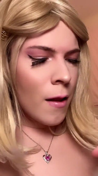 La sissy elfa trans natalizia munta da una macchina da scopata con un enorme dildo! - jessica bloom