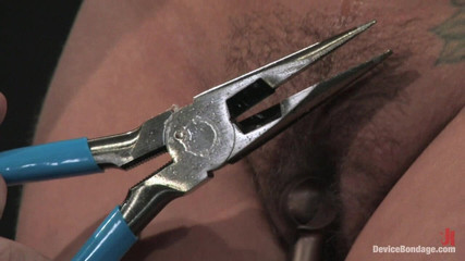 Device Bondage by Kink: Sara Faye Canlı, Bölüm 1