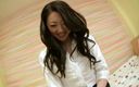 Asiatiques: Çarpıcı Asyalı genç kız yatakta oyuncakla sikiliyor