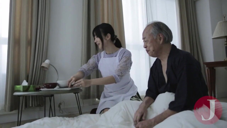 Asian happy ending: 老人のペニスを吸う甘い日本の家のメイド