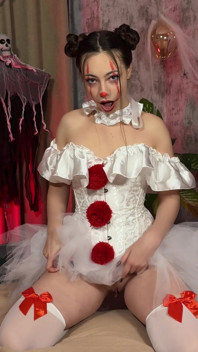Napalona clown loszka Ellise zakrada się do sypialni i bawi się, aż eksploduje