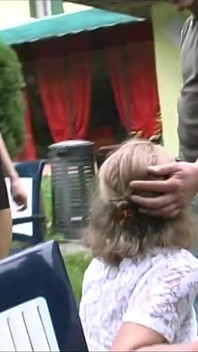 Venkovní skupinově sex s otrokyní děvkami, sání velkých ptáků a lízání sexy kundiček
