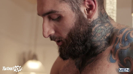 Twink pop studio: Theo Brady ve arkadaşı o kadar çok sikişiyor ki duman detektörü...