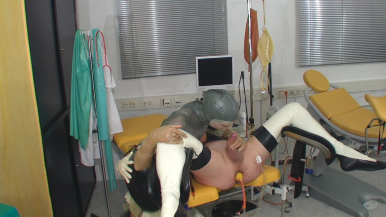 Rubber & Clinic Studio - 1ATOYS: Nadržený klystýr s gumovou kolíkem