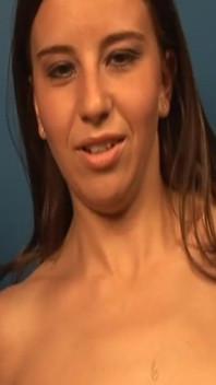 Sexuální krásky scéna-3 prsatá brunetka teen Kelly Kline Vyhoní dva ptáky, aby je přiměje postříkat jí kozy