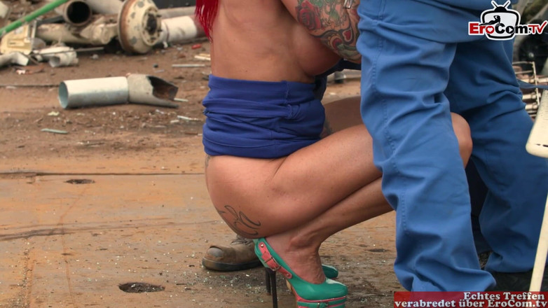 EroCom: Tante rambut merah menggoda dua pria untuk seks threesome di...