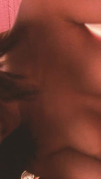 Trio chic, scène 2 : une MILF blonde et brune partage une baise et une éjaculation dans un trio élégant