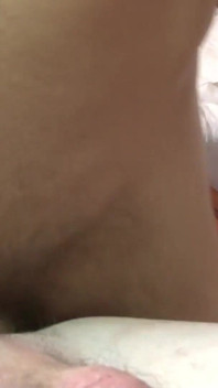 Tetovaný chlap dostane ptáka do úst, než mu ošuká a naplní si zadek