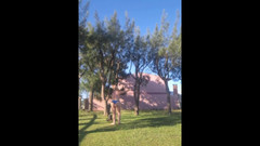 Priscila: La matrigna in bikini nel giardino della casa fa un...