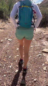 Wild Mountain Flash - topless złośliwiec na zdalnym szlaku Kirgistanu, bez zasad