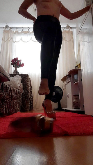 Stefany karoliny: Stefany Karoliny indossa pantaloni per le gambe lucidi brillanti tra...