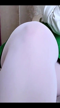 18y.o. 아무도 집에 없는 동안 그녀의 후장을 핑거링하는 팬티 스타킹을 입은 여대생