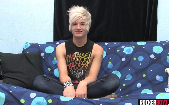 Rocker Boyz: Twink rocker masturba il suo cazzo di twink americano