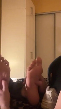 나는 발 마사지를 즐기고 그는 내 신발을 냄새 맡는다