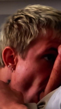Ragazzo Con Cazzo Grande E Corpo Atletico Scopa Profondamente Nella Gola Di Twink E Riempie Il Suo Sedere Stretto Di Sperma