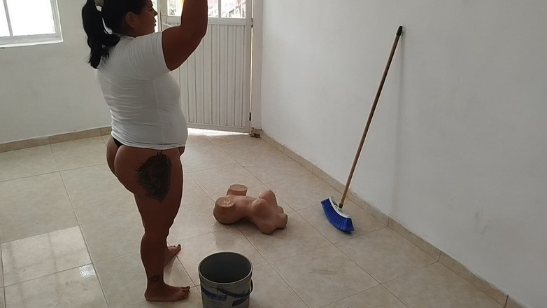 Adribella69: 年轻的大屁股哥伦比亚女孩用她的娃娃tantaly自慰她美味的阴户