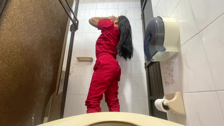 irina69star: Camera betrapt verpleegster op pissen in de badkamer van het...