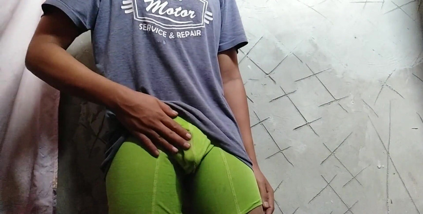 Chicos Virales: Alan Tokers melancap dalam bilik mandinya