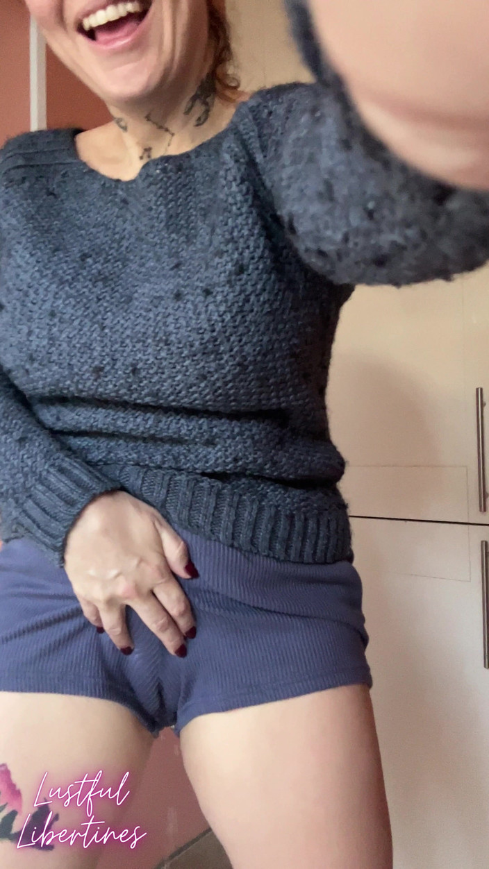 Lustful Libertines: Bagna I Pantaloncini Con I Pantaloncini Disperati