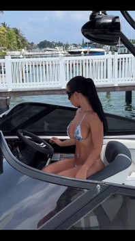 J’ai pris ma bite monstrueuse pour faire un tour en bateau
