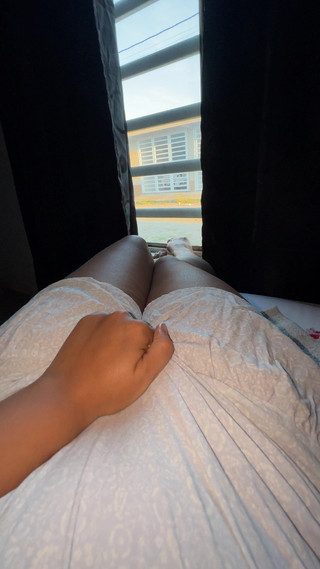 EMY_AND_JONH: Vizinho passa e me vê pela janela Ele sempre se...