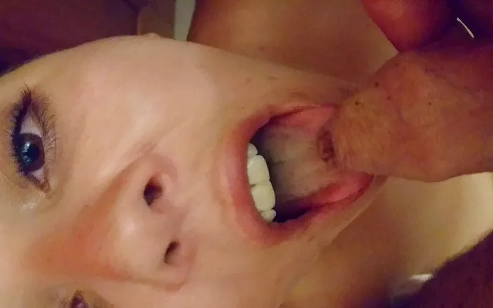 bekycarril: Piss in her mouth in bathroom