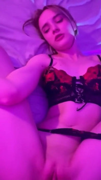 Nach der Party schleppte ich diese junge Schönheit in meine Höhle und sie auf Video