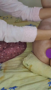 Sıkıldım bu yüzden erkek arkadaşımı götten siktim ve ona hızlı bir elle muamele çektim