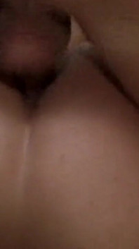 眼鏡をかけたブルネットがレトロなハードコアなセックスで激しく突かれる