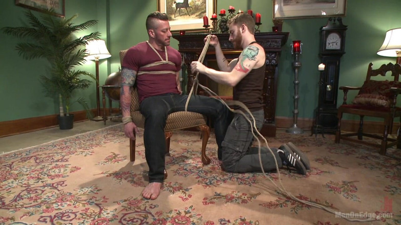 Men on Edge: Fan kinkmen sexy primește tratamentul complet ca el este legat și...