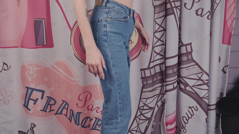 Eva Deva: Eva fait pipi dans son jean, le fait mouiller