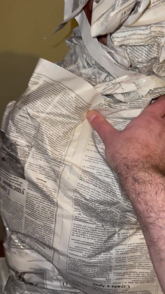 Elena917: Fetish surat kabar - bungkus aku di surat kabar