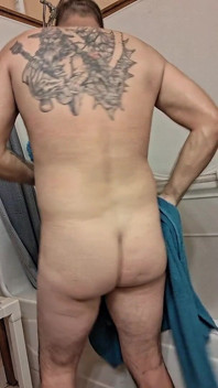 Dubesnackes, mostrando ora e insapona e strofina il suo corpo sexy.
