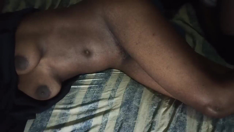 Loversinbed: La black noire ougandaise à gros nichons, laisse-moi lui baiser la...