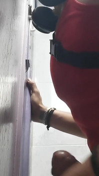 Ogromny prosty kutas pojawia się w Gloryhole w łazience centrum handlowego