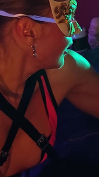 Glow-fisting Deel 02 - Double Fist Anale Fisting met Adelina Noir en Fistdude