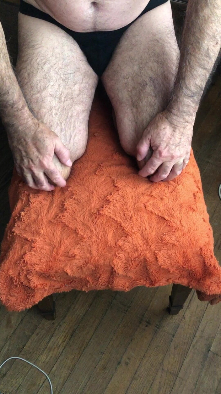 OhTrevor: Ohtrevor, un beau-père poilu et sexy se réveille au Boléro