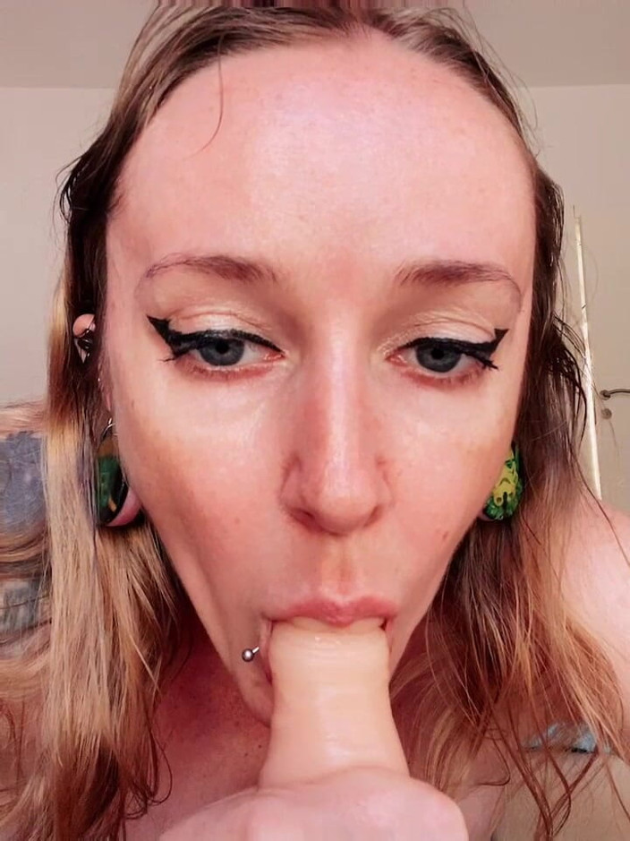Kisicaxx: Poesje spelen en diep in keel
