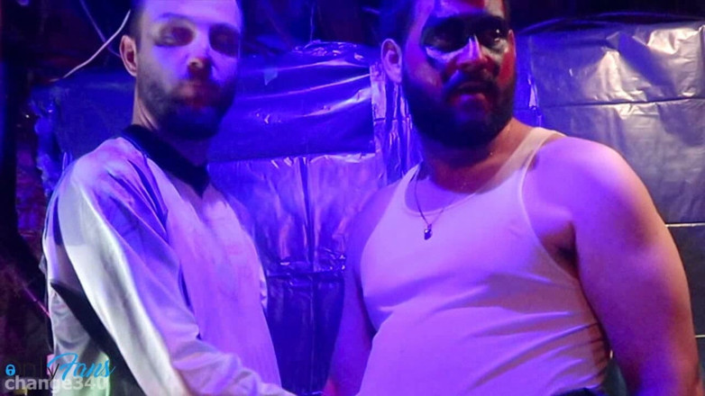 Change340: arriesgada en la fiesta de Halloween mientras la gente miraba