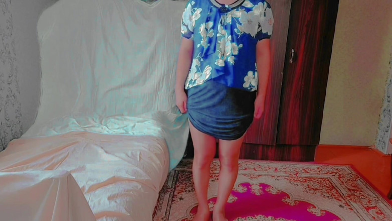 Kitty_Cross: Adorable mariquita ajustando la diadema con ríe chica