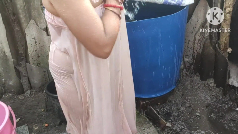 Anita yadav: आउटडोर स्नान