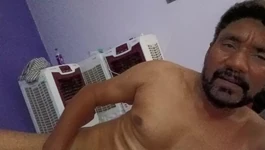 인도 빈티지 델리의 배드 헬스 호텔에서 형부를 떠난 바비