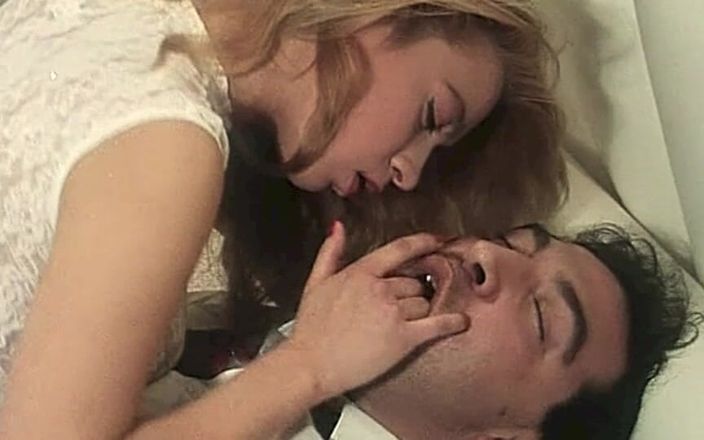 Inhonorof porn: Nella casa degli anni '90 c'è chi scopa in salotto e...