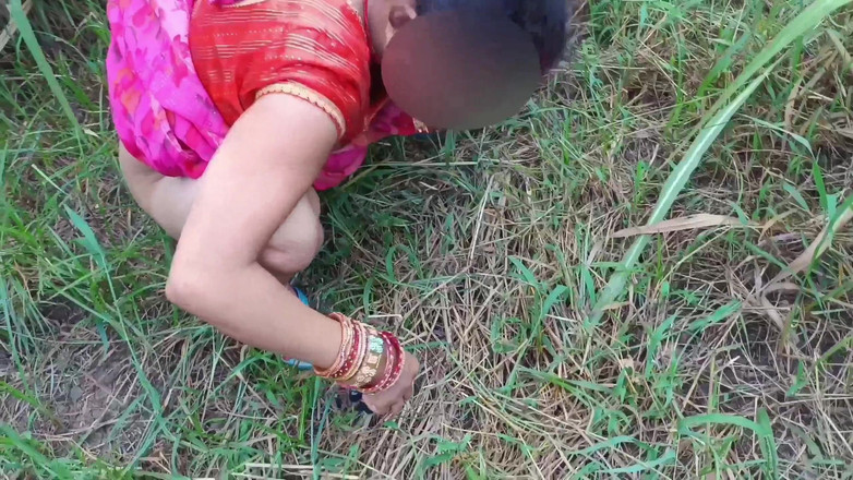 Lalita Singh: Une bhabhi du village desi baise dans un champ avec...